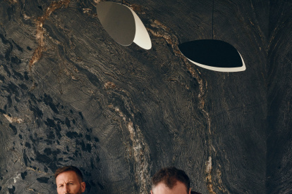 Fotografía cedida por Sony Music donde aparecen los integrantes del dúo Sin bandera