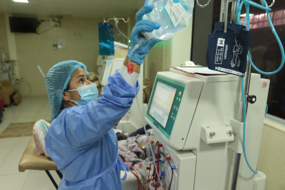 Una enfermera de un centro de diálisis privado alista los equipos para el tratamiento a los pacientes.