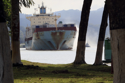 Panorama. Unos 130 buques, más del doble de lo que maneja el canal, esperan cruzar la vía, muchos de ellos graneleros y gaseros que no pudieron hacer una reserva.