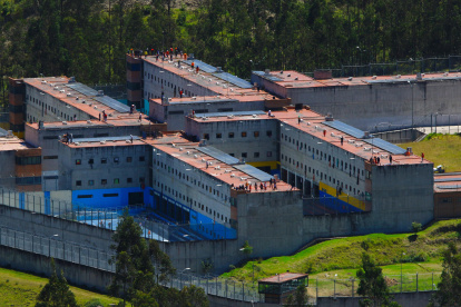 Presos se tomaron los techos de la cárcel El Turi, en la ciudad de Cuenca (Ecuador), el 30 de agosto de 2023.