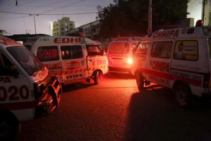 Ambulancias trasladan a víctimas tras un ataque.