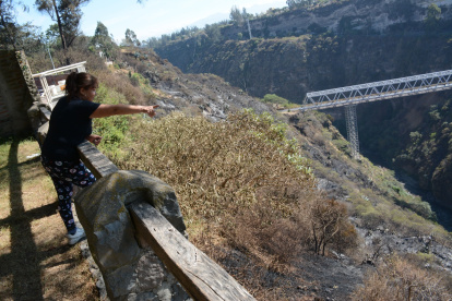 Chiche. Irene Ninahualpa señala lo cerca que las llamas estuvieron de llegar a su casa.