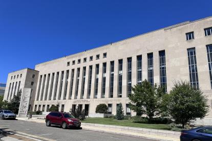 fachada del edificio E. Barrett Prettyman del Tribunal Federal, donde se celebró el juicio contra un cabecilla de los Proud Boys, en Washington.