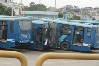 Unidades. Así permanecen algunas unidades de la Metrovía, desmanteladas.