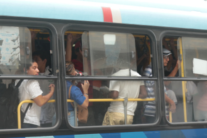 Los usuarios se han hartado de movilizarse en unidades repletas desde hace años. Ellos describen ir como sardinas.
