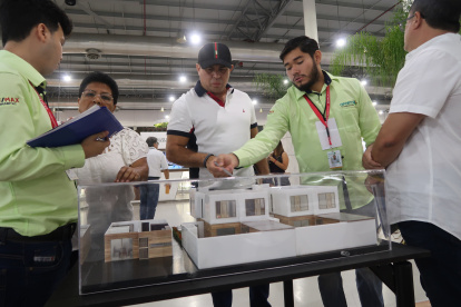 Feria. Los asesores explicaban a los visitantes las especificaciones y valores de las casas que les interesaron.