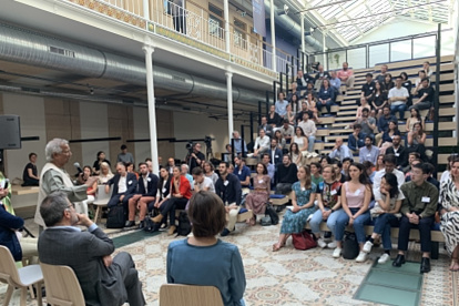 Mohammad Yunus, premio Nobel de la Paz, durante una de sus charlas.