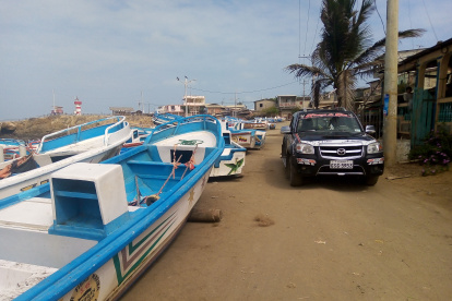 Varios pescadores colocaron sus embarcaciones al pie del Malecón.