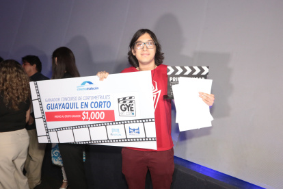 Jackson Nivela recibe el primer premio.