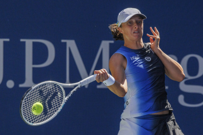 Flushing Meadows (United States), 01/09/2023.- Iga Swiatek of Poland returns the ball to Kaja Juvan of Slovenia during their third round match at the US Open Tennis Championships at the USTA National Tennis Center in Flushing Meadows, New York, USA, 01 September 2023. The US Open runs from 28 August through 10 September. (Tenis, Polonia, Eslovenia, Nueva York) EFE/EPA/SARAH YENESEL