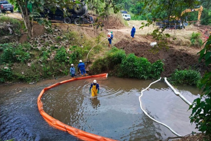 Técnicos de la empresa petrolera realizan tareas de contingencia en el estero El Congo.