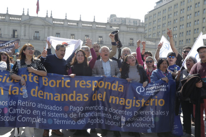 Decenas de profesores de la enseñanza secundaria pública se manifestaron en el centro de Santiago
