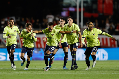 Jugadores de Liga celebran al ganar la serie de penaltis en el partido de los cuartos de final de la Copa Sudamericana ante Sao Paulo.