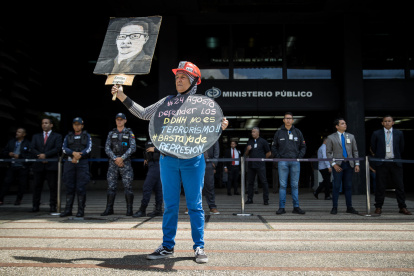 Personas protestan frente a la sede del Ministerio Público, el 24 de agosto de 2023 en Caracas.