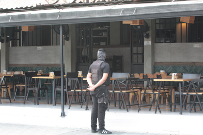 Urdesa. El guardia de la foto, como muchos otros, optó por tapar su rostro mientras vigilaba un local sin clientes, el 31 de agosto de 2023.
