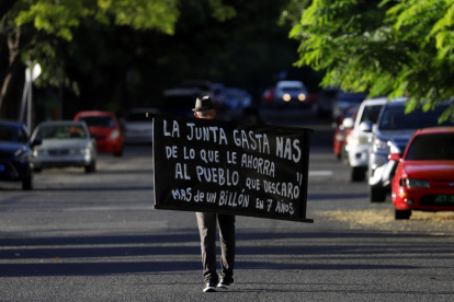 Personas participaron de una manifestación frente al Tribunal Federal, en San Juan.