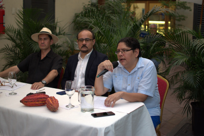 Presentación. El autor Wilman Ordóñez, aparece en el centro, durante el acto de lanzamiento de la obra.