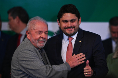 Foto de archivo del presidente de Brasil, Luiz Inácio Lula da Silva junto al ministro de Comunicaciones, Juscelino Filho.