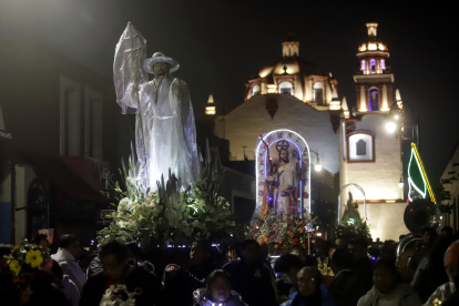Feligreses participan en la Procesión de los Faroles, previo al festejo de la Virgen de los Remedios.
