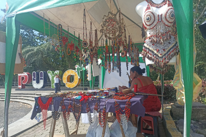 Exhibición. En los collares es donde más destacan los diseños y la creatividad las artesanas indígenas.