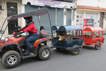 Recorrido. Natalia Salazar cumple una de sus rutas con sus pasajeros. Los lleva de paseo y les permite bajar en algún parque para que se distraigan.