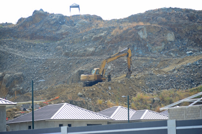 Situación. El polvo de las voladuras por la extracción de materiales pétreos llega hasta las residencias que están junto a estas canteras.