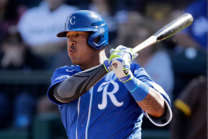 El venezolano concretó un par de jonrones en la victoria de Kansas City.