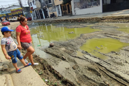 Lodo. Las aguas estancadas y pestilentes complican a    los moradores de las ciudadelas Chemise y Nueva Kennedy.