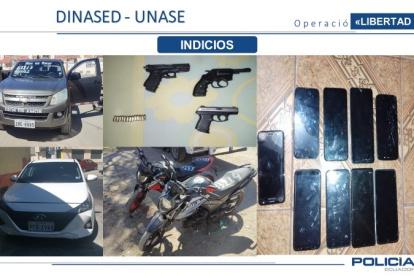 Evidencias. Armas, motos y vehículos se encontraron en poder de los secuestradores.