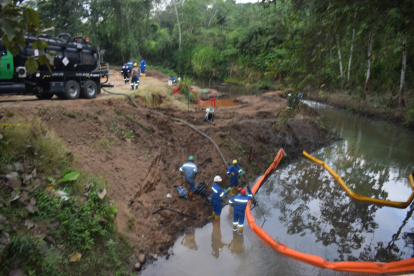 El combustible está siendo succionado con tanqueros y luego transportado a otro sitio.