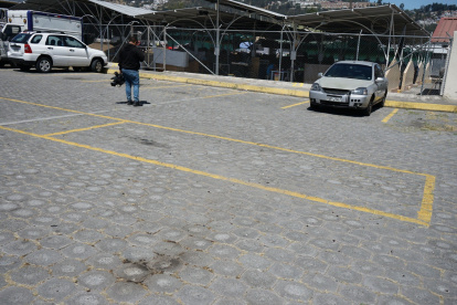 Atentado. En el parqueadero del mercado de Carapungo ocurrió una explosión la noche del viernes.