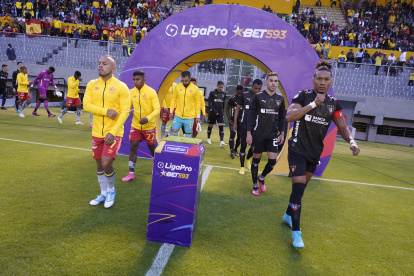 El actual campeón del fútbol ecuatoriano, Aucas (i), tiene entre sus patrocinadores a una casa de apuestas, la misma que incluso apoya directamente al torneo de fútbol.