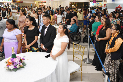 Ceremonia. Entre las parejas estuvo una con discapacidad auditiva.