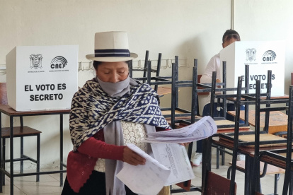 ¿A dónde se direccionarán los votos “de” los candidatos que no pasaron a segunda vuelta? Las comillas en la preposición no están ahí de accidente, sino para reforzar un punto: los votantes no son de los candidatos. Aunque Topic, Zurita, Otto, Yaku, Hervas o  Armijos digan que apoyan a un candidato, esta segunda vuelta no se tratará de lo que digan los líderes políticos, sino de las convicciones del electorado. 

Y si estos resultados no se definieron en términos de correismo vs. anticorreismo; en la toma de decisión en esta 2da vuelta los términos vuelven a ganar significado.

Si bien realizar un análisis de posible distribución refleja solo un entendimiento de los grupos de votantes este 20 de mayo, hay que recordar que esto sirve como una fotografía actual, que puede cambiar conforme avance la campaña, se dé el debate y llegue la volátil última semana previó a las elecciones. 

Dicho esto, procedamos a analizar el comportamiento de los votantes, y su proyección actual para octubre 15.

 En tercer lugar quedó Christian Zurita, con un 16% del electorado. Este voto es en su mayoría anticorreísta hasta la médula. Sin duda alguna un alto porcentaje se irá a Daniel Noboa Acín. ¿Pero cuánto? De ese 16% el voto que jamás se iría donde Luisa, es el que planeaba votar por Villavicencio antes de su asesinato. Entre un 10% , 11%. ¿El resto? Al ser voto de pésame, es altamente emocional. Una vez que se hayan calmado las pasiones, tendrán tiempo para 
pesar y decidir su voto. Esto no significa que se irán automáticamente a la segunda opción, sólo que es un terreno obtenible para ambos candidatos.

En cuarto lugar - el 3ro lo dejamos para final- se encuentra Otto Sonnenholzner, con un 7%. Este voto es también anticorreísta. Así que este voto, casi en su totalidad, podría sumarse al ADN. 

Yaku, tuvo un 4% del electorado, su punto más fuerte fue en la sierr rural. Fácilmente este voto se divida en proporciones más o menos iguales, con una inclinación más favorable a Luisa González. 

Entre Armijos y Hervas hay un 1%, por sus posturas, probablemente se divida mitad, mitad.

Hasta aquí, Daniel Noboa habría recibido más apoyo, pero Luisa empezó más alto. Si los números no nos fallan, estaríamos muy cerca el uno del otro. 

Y aquí hace la aparición Jan Topic. Su electorado no era “correísta” o “anticorreísta”. Su bandera era seguridad. Tenía tanto detractores como gente cómoda en la Revolución Ciudadana. Aquí se define todo. En las provincias con mayor inseguridad donde Topic quedó en 2do lugar -como Esmeraldas- ¿A dónde se van a ir estos votos? Probablemente no se definirá por una postura política, sino por quien genere más confianza en que cuidará su vida. 

Y el último factor: en esta primera vuelta nulos y blancos fue un 10% del electorado. En segunda vuelta esta cifra se reduce . Esos indecisos entran al escenario electoral, hasta el momento no tienen una preferencia,  así que hay que ganárselos a pulso. 

Estas son las primeras aproximaciones. Aún falta analizar  qué cambia después del momento clave que significa el debate para nuestro país y en la última semana previo a las elecciones donde todos esos que “no sabemos dónde encasillarlos” empiezan a definir el partido.

¿A dónde se direccionarán los votos “de” los candidatos que no pasaron a segunda vuelta? Las comillas en la preposición no están ahí de accidente, sino para reforzar un punto: los votantes no son de los candidatos. Aunque Topic, Zurita, Otto, Yaku, Hervas o  Armijos digan que apoyan a un candidato, esta segunda vuelta no se tratará de lo que digan los líderes políticos, sino de las convicciones del electorado. 

Y si estos resultados no se definieron en términos de correismo vs. anticorreismo; en la toma de decisión en esta 2da vuelta los términos vuelven a ganar significado.

Si bien realizar un análisis de posible distribución refleja solo un entendimiento de los grupos de votantes este 20 de mayo, hay que recordar que esto sirve como una fotografía actual, que puede cambiar conforme avance la campaña, se dé el debate y llegue la volátil última semana previó a las elecciones. 

Dicho esto, procedamos a analizar el comportamiento de los votantes, y su proyección actual para octubre 15.

 En tercer lugar quedó Christian Zurita, con un 16% del electorado. Este voto es en su mayoría anticorreísta hasta la médula. Sin duda alguna un alto porcentaje se irá a Daniel Noboa Acín. ¿Pero cuánto? De ese 16% el voto que jamás se iría donde Luisa, es el que planeaba votar por Villavicencio antes de su asesinato. Entre un 10% , 11%. ¿El resto? Al ser voto de pésame, es altamente emocional. Una vez que se hayan calmado las pasiones, tendrán tiempo para 
pesar y decidir su voto. Esto no significa que se irán automáticamente a la segunda opción, sólo que es un terreno obtenible para ambos candidatos.

En cuarto lugar - el 3ro lo dejamos para final- se encuentra Otto Sonnenholzner, con un 7%. Este voto es también anticorreísta. Así que este voto, casi en su totalidad, podría sumarse al ADN. 

Yaku, tuvo un 4% del electorado, su punto más fuerte fue en la sierr rural. Fácilmente este voto se divida en proporciones más o menos iguales, con una inclinación más favorable a Luisa González. 

Entre Armijos y Hervas hay un 1%, por sus posturas, probablemente se divida mitad, mitad.

Hasta aquí, Daniel Noboa habría recibido más apoyo, pero Luisa empezó más alto. Si los números no nos fallan, estaríamos muy cerca el uno del otro. 

Y aquí hace la aparición Jan Topic. Su electorado no era “correísta” o “anticorreísta”. Su bandera era seguridad. Tenía tanto detractores como gente cómoda en la Revolución Ciudadana. Aquí se define todo. En las provincias con mayor inseguridad donde Topic quedó en 2do lugar -como Esmeraldas- ¿A dónde se van a ir estos votos? Probablemente no se definirá por una postura política, sino por quien genere más confianza en que cuidará su vida. 

Y el último factor: en esta primera vuelta nulos y blancos fue un 10% del electorado. En segunda vuelta esta cifra se reduce . Esos indecisos entran al escenario electoral, hasta el momento no tienen una preferencia,  así que hay que ganárselos a pulso. 

Estas son las primeras aproximaciones. Aún falta analizar  qué cambia después del momento clave que significa el debate para nuestro país y en la última semana previo a las elecciones donde todos esos que “no sabemos dónde encasillarlos” empiezan a definir el partido.

¿A dónde se direccionarán los votos “de” los candidatos que no pasaron a segunda vuelta? Las comillas en la preposición no están ahí de accidente, sino para reforzar un punto: los votantes no son de los candidatos. Aunque Topic, Zurita, Otto, Yaku, Hervas o  Armijos digan que apoyan a un candidato, esta segunda vuelta no se tratará de lo que digan los líderes políticos, sino de las convicciones del electorado. 

Y si estos resultados no se definieron en términos de correismo vs. anticorreismo; en la toma de decisión en esta 2da vuelta los términos vuelven a ganar significado.

Si bien realizar un análisis de posible distribución refleja solo un entendimiento de los grupos de votantes este 20 de mayo, hay que recordar que esto sirve como una fotografía actual, que puede cambiar conforme avance la campaña, se dé el debate y llegue la volátil última semana previó a las elecciones. 

Dicho esto, procedamos a analizar el comportamiento de los votantes, y su proyección actual para octubre 15.

 En tercer lugar quedó Christian Zurita, con un 16% del electorado. Este voto es en su mayoría anticorreísta hasta la médula. Sin duda alguna un alto porcentaje se irá a Daniel Noboa Acín. ¿Pero cuánto? De ese 16% el voto que jamás se iría donde Luisa, es el que planeaba votar por Villavicencio antes de su asesinato. Entre un 10% , 11%. ¿El resto? Al ser voto de pésame, es altamente emocional. Una vez que se hayan calmado las pasiones, tendrán tiempo para 
pesar y decidir su voto. Esto no significa que se irán automáticamente a la segunda opción, sólo que es un terreno obtenible para ambos candidatos.

En cuarto lugar - el 3ro lo dejamos para final- se encuentra Otto Sonnenholzner, con un 7%. Este voto es también anticorreísta. Así que este voto, casi en su totalidad, podría sumarse al ADN. 

Yaku, tuvo un 4% del electorado, su punto más fuerte fue en la sierr rural. Fácilmente este voto se divida en proporciones más o menos iguales, con una inclinación más favorable a Luisa González. 

Entre Armijos y Hervas hay un 1%, por sus posturas, probablemente se divida mitad, mitad.

Hasta aquí, Daniel Noboa habría recibido más apoyo, pero Luisa empezó más alto. Si los números no nos fallan, estaríamos muy cerca el uno del otro. 

Y aquí hace la aparición Jan Topic. Su electorado no era “correísta” o “anticorreísta”. Su bandera era seguridad. Tenía tanto detractores como gente cómoda en la Revolución Ciudadana. Aquí se define todo. En las provincias con mayor inseguridad donde Topic quedó en 2do lugar -como Esmeraldas- ¿A dónde se van a ir estos votos? Probablemente no se definirá por una postura política, sino por quien genere más confianza en que cuidará su vida. 

Y el último factor: en esta primera vuelta nulos y blancos fue un 10% del electorado. En segunda vuelta esta cifra se reduce . Esos indecisos entran al escenario electoral, hasta el momento no tienen una preferencia,  así que hay que ganárselos a pulso. 

Estas son las primeras aproximaciones. Aún falta analizar  qué cambia después del momento clave que significa el debate para nuestro país y en la última semana previo a las elecciones donde todos esos que “no sabemos dónde encasillarlos” empiezan a definir el partido.

Una mujer vota durante la jornada de elecciones generales, hoy, en la población de Tarqui, en Cuenca (Ecuador).