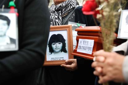 Sepultura. Familiares de víctimas llevaban sus retratos.