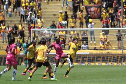 En un horario de horror por el clima, Barcelona y Dragonas empataron 0-0