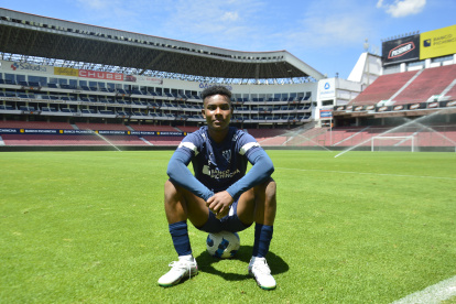 Óscar Zambrano en la cancha del estadio Rodrigo Paz Delgado, en la que soñó jugar cuando era niño, y donde ha demostrado sus grandes características.
