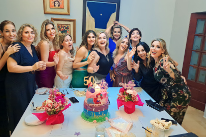 Úrsula Strenge con un grupo de amigas de la época del colegio. Esta segunda farra tuvo lugar la noche del 2 de septiembre, en su casa.