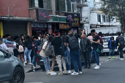 Caos. Vecinos señalan que alumnos se congregan a beber en los alrededores de las universidades de la capital.