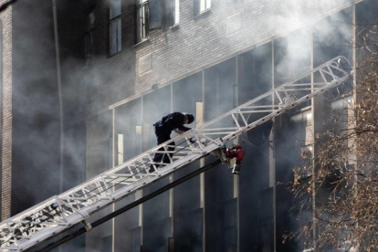 Víctimas. El número de muertos por el fuego que consumió un edificio de cinco pisos se ha incrementado.