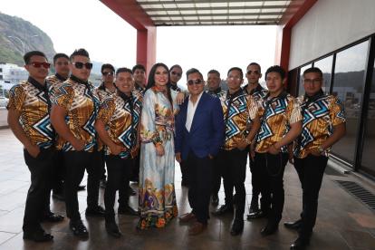 Karola con K con el grupo ecuatoriano.