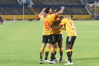 Francisco Fydriszewski, festejando su gol ante Cumbayá, luego fue expulsado