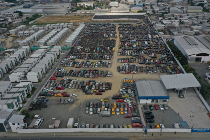 Así se observa uno de los centros de retención vehicular municipal con vehículos en vía de abandono.