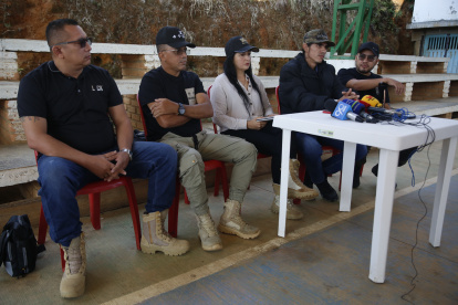 Suárez. Andrey Avendaño” (2i), jefe de la delegación de las disidencias de las FARC, habla con los medios.