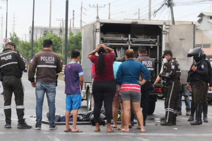 Testigos afirman que la motocicleta en la que iban los crimínales se acercó al joven y le disparó en la cabeza.
