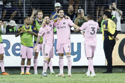 Los Angeles (United States), 04/09/2023.- Inter Miami FC Leonardo Campana (C) interacts with Lionel Messi (L) and Dixon Arroyo (2-R) of Inter Miami FC after scoring during the MLS soccer match between LAFC and Inter Miami FC at BMO Stadium in Los Angeles, California, USA, 03 September 2023. EFE/EPA/ETIENNE LAURENT