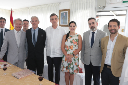Rodolfo Del Pino, Fernando Mendoza, Pedro Sanz, Verónica Baquerizo, Manuel Dieguez y Carlos Ortega. Atrás, Andrés Bayolo y Roberto García.