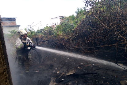 Riesgo. Varios conatos de incendio se han reportado en los solares vacíos repletos de maleza, en Playas.