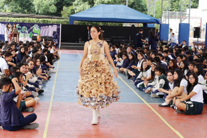 Los estudiantes de Copol utilizaron material reciclado para elaborar las prendas que lucieron en la pasarela.