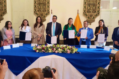Representantes de los organismos de educación superior, gobiernos seccionales y universidades durante la firma del convenio de creación del Clúster APE, este 4 de septiembre en Quito.